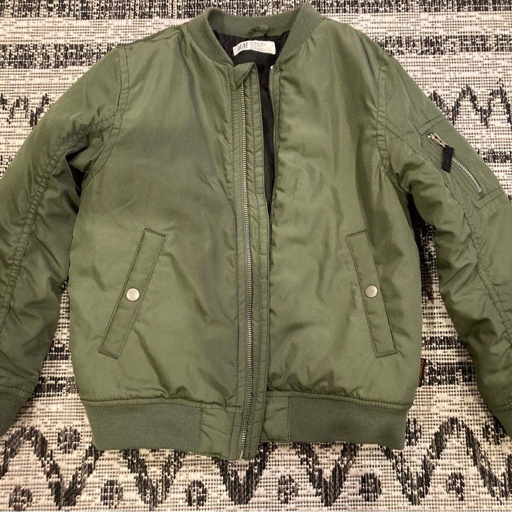 Boys H&M bomber jacket. Size 7-8y/o. Excellent condition ! No flaws.